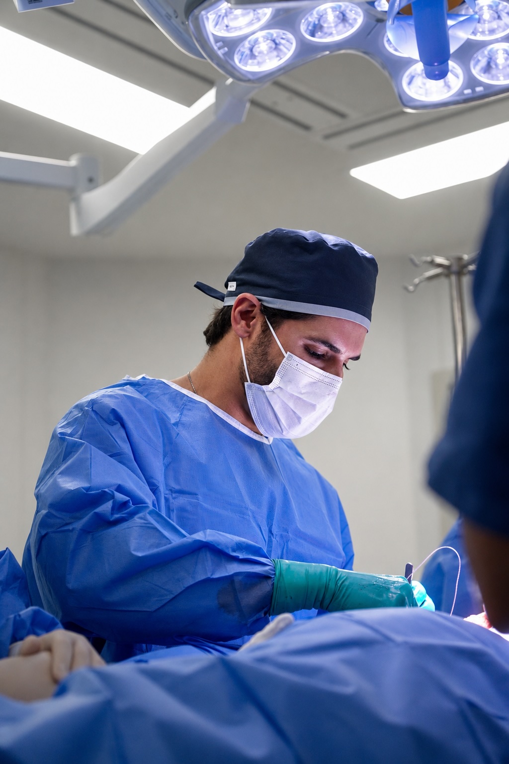Dr. Leandro Gregório operating