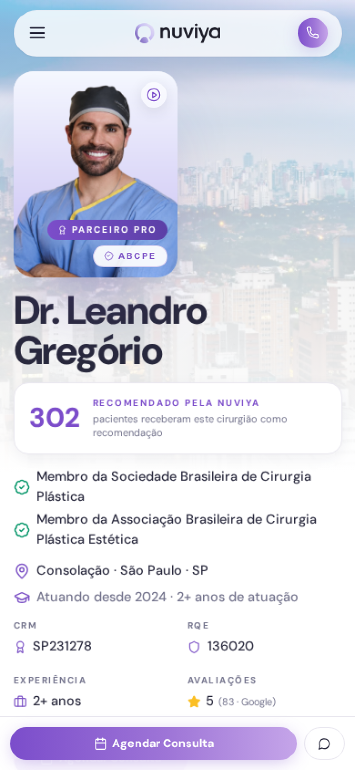 Perfil público do cirurgião na Nuviya exibido em um iPhone