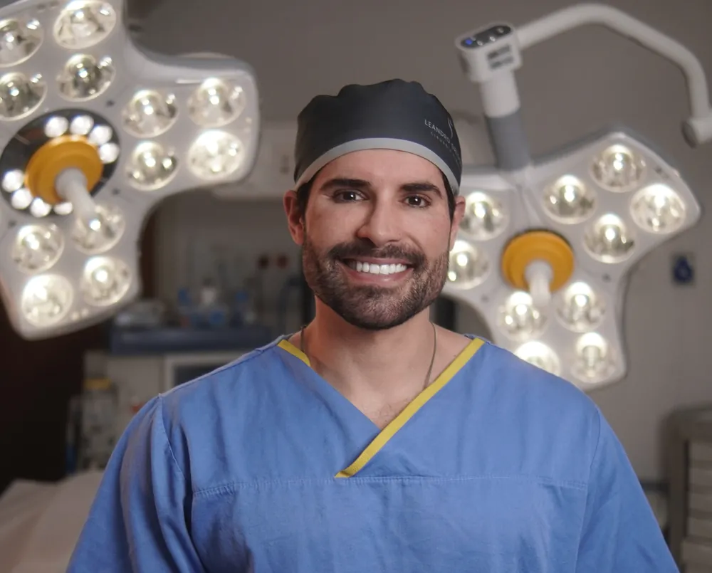Dr. Leandro Gregório in surgery
