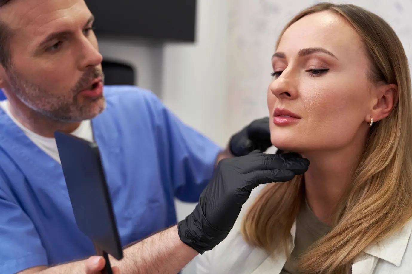 Um Lifting Facial aos 40 vs. aos 60 Anos: Por Que o Momento Muda Tudo